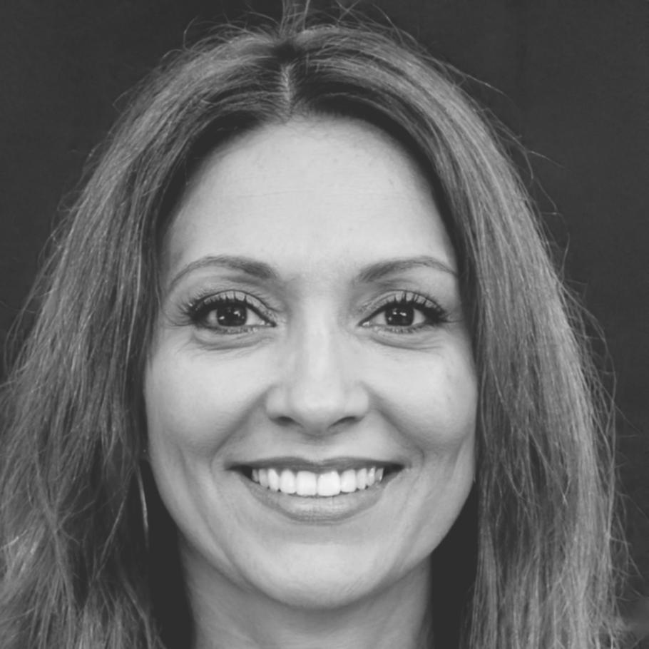 Retrato profesional de Elena Vázquez, analista senior especializada en benchmarking sectorial