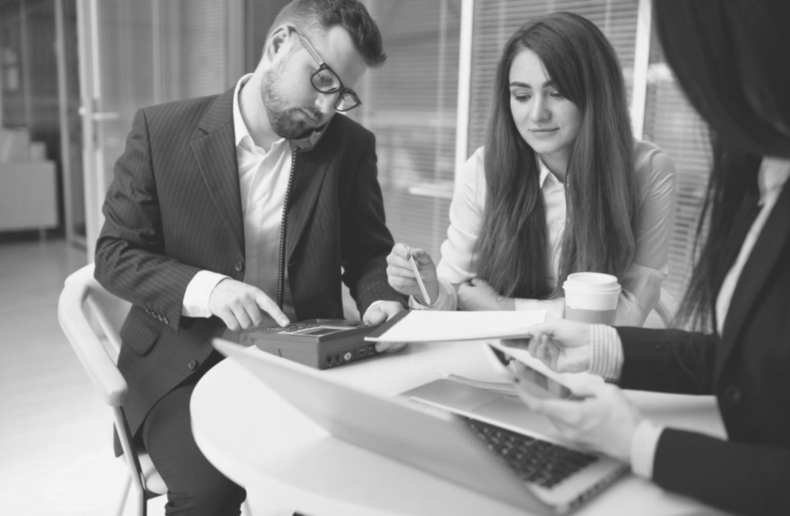 Proceso de benchmarking financiero en las oficinas de telomiratorevielyx en Elche