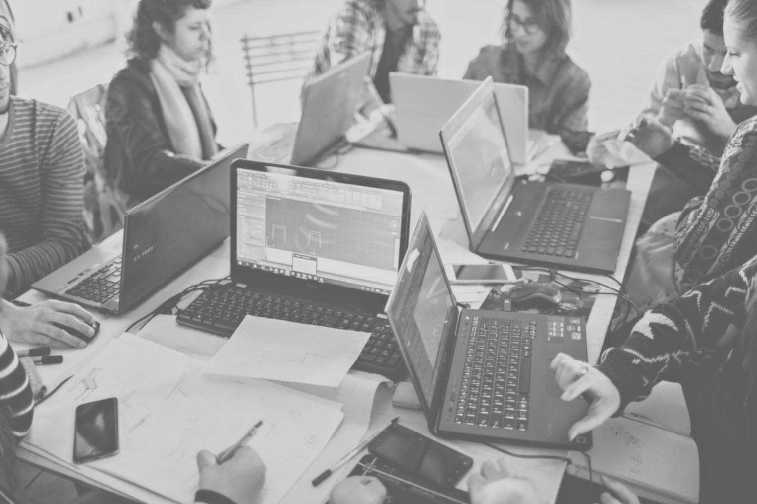 Sesión de trabajo colaborativo del equipo telomiratorevielyx analizando datos financieros