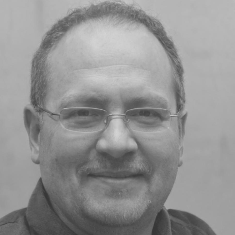 Retrato profesional de Carlos Mendoza, especialista en benchmarking financiero